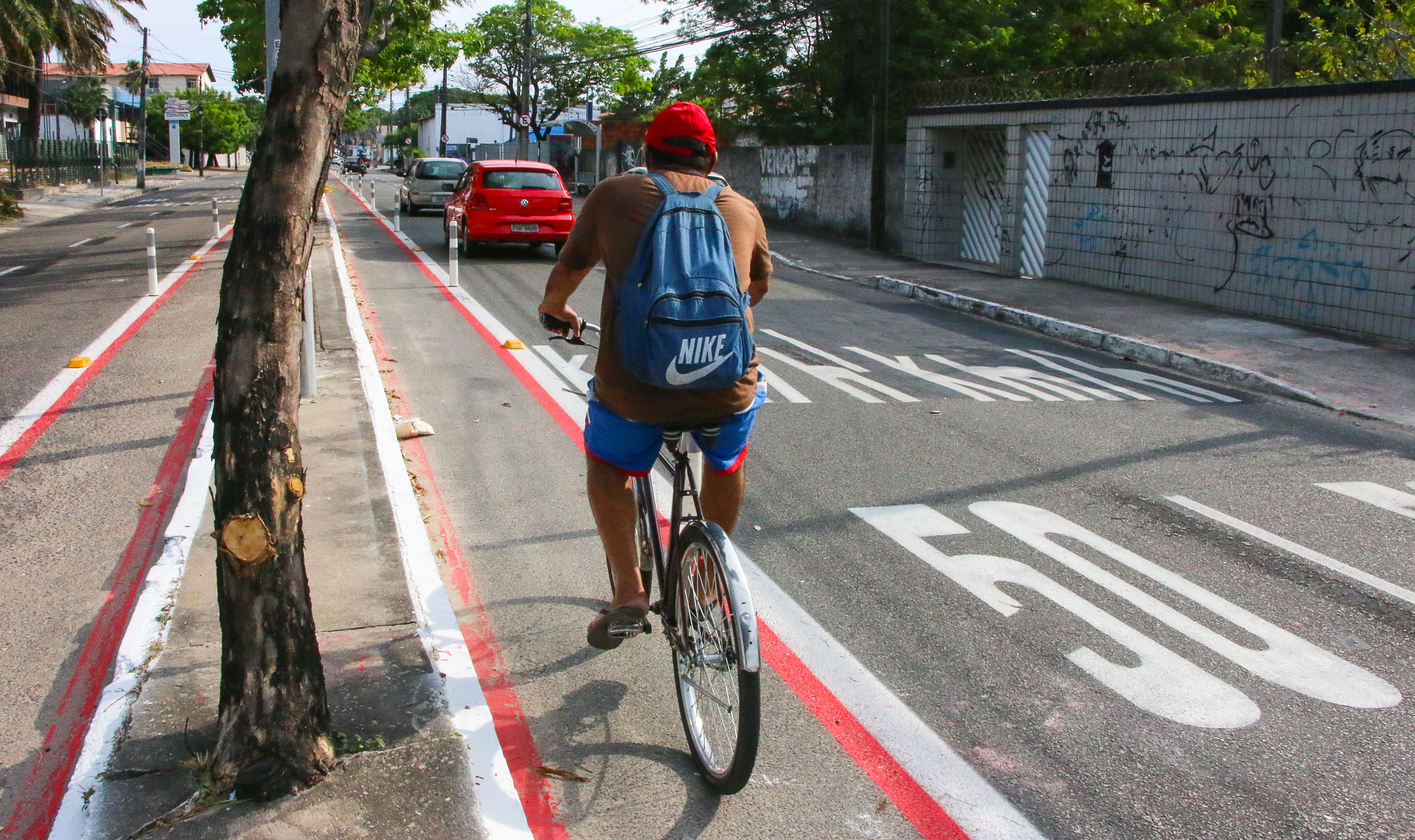 ciclista em uma ciclofaixa